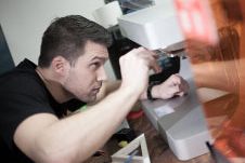 Das Foto aus dem Smart Lab zeigt einen Studierenden am 3D-Drucker
