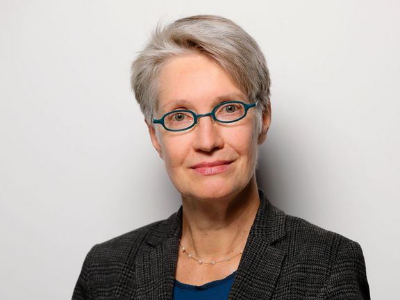 Foto von Professorin Doktorin Simone Danz. Auf dem Foto trägt sie kurze graue Haare, eine Brille mit blauem Rahmen und einen dunklen Blazer. 
