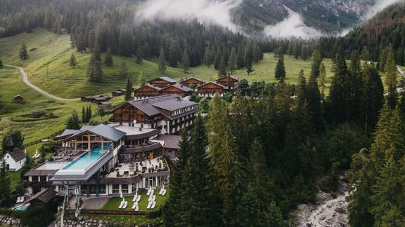 Almwellness_Resort_Tuffbad_Aussenaufnahme.jpg