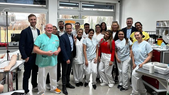 FH Kärnten Rektor Peter Graing und FH Kärnten Vizerektorin Angelika Mitterbacher besuchen KOMNOS Gruppenfoto mit FH Kärnten Rektor Peter Graing und FH Kärnten Vizerektorin Angelika Mitterbacher