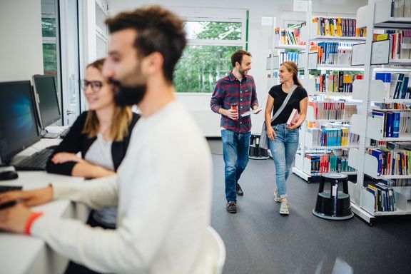 Imagebild: Studierende in der Bibliothek am Campus Villach