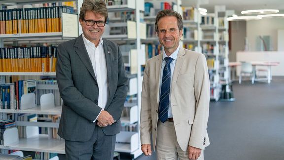 Martin Polaschek, Bundesminister für Bildung, Wissenschaft und Forschung (links) und Peter Granig, Rektor FH Kärnten (rechts)