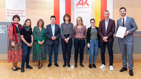 Gruppenfoto im Konferenzsaal der AK Kärnten