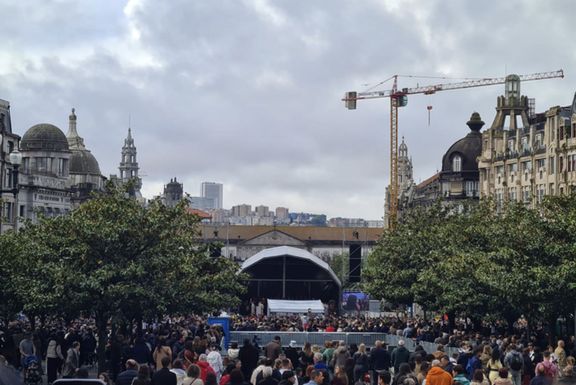 Das Bild enthält die Bühne für die Messe. Diese findet auf einem zentralen Platz in Porto statt. Rund um den Platz sind viele Baustellen.