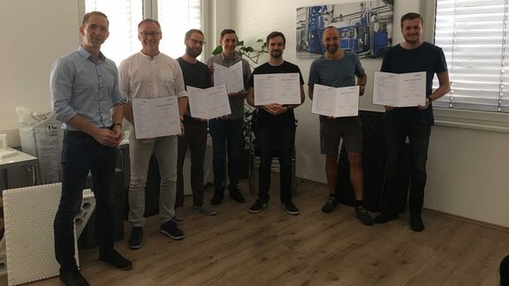 Gruppenfoto der Absolventen des Lehrgangs "Smart Materials"