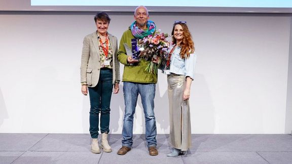 Markus Kraxner nimmt Auszeichnung in der in der Siemens-City Wien entgegen