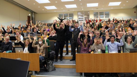 Foto mit Studierenden im Audimax am Campus Villach der FH Kärnten