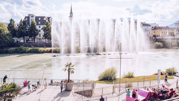 Wasserfontänen an der Draulände der Stadt Villach