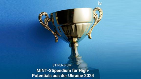 Pokal vor blauem Hintergrund