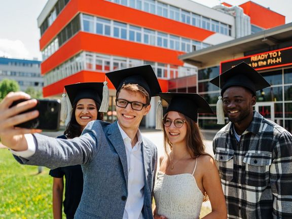 Fachhochschule - Studentinnen vor Hochschule