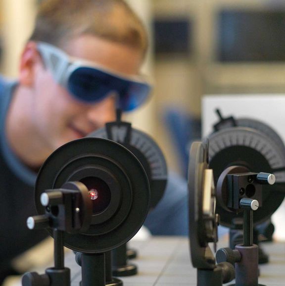Übertragungstechnik Labor - Studierender an FH Übertragungstechnik Labor - Studierender an FH
