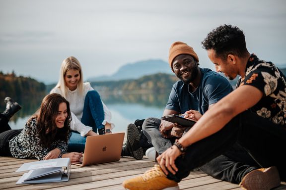 Studienjahr zur Orientierung - StudyXplore Studierende am See im Studienjahr zur Orientierung