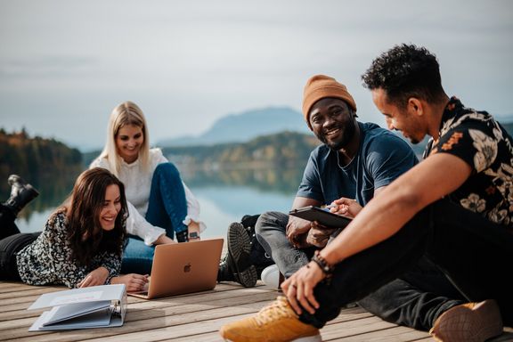 Studierende am See im Studienjahr zur Orientierung