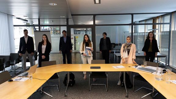 Gruppenfoto mit LRH-Direktor Günter Bauer, FH-Professorin Hermine Bauer und Studierenden des Studienbereichs Wirtschaft & Management der FH Kärnten