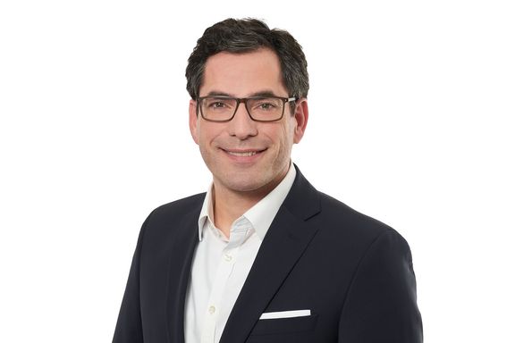 Turadj Zarinfar Turadj_Zarinfar_Portrait_web.jpg
