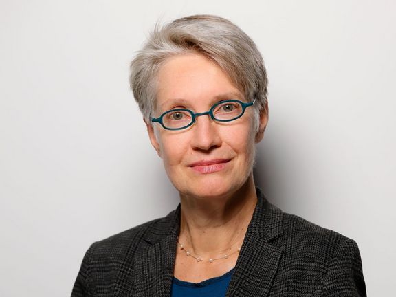 Foto von Professorin Doktorin Simone Danz. Auf dem Foto trägt sie kurze graue Haare, eine Brille mit blauem Rahmen und einen dunklen Blazer.