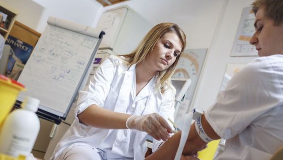 Biomedizinische Analytik Studierende an Fachhochschule Biomedizinische Analytik Studierende an Fachhochschule