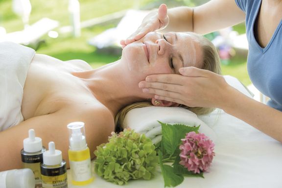 Gesichtsmassage_Retter_Seminar_Hotel_Bio_Restaurant_am_Poellauberg_Topho.._.jpg 