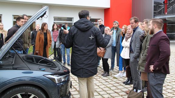 E-Auto-Marke POLESTAR stellt sich Business Development & Management Studierenden vor