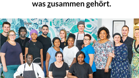 Gruppenfoto mit Menschen verschiedener Nationalitäten