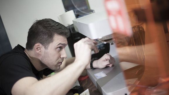 Student bei 3D-Drucker Engineering & IT: Arbeit am 3D-Drucker