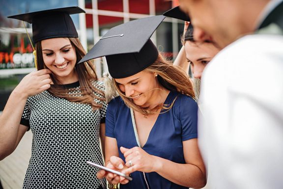 Absolvent*innen FH Kärnten - Hochschule in Österreich