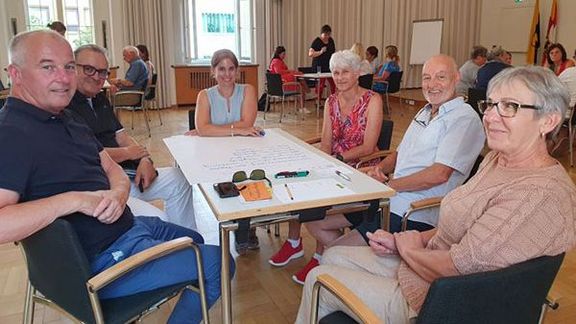 Das AliVe-Projekt des FH-Alternsforschungszentrums IARA will nun dazu beitragen, die persönlichen Entwicklungsmöglichkeiten von Personen 55+ zu verbessern AliVe-Diskussionsrunden_2024-LifelongLearning-Foto.jpg